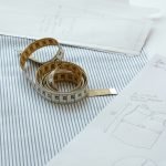 bracelet en or et argent sur papier blanc