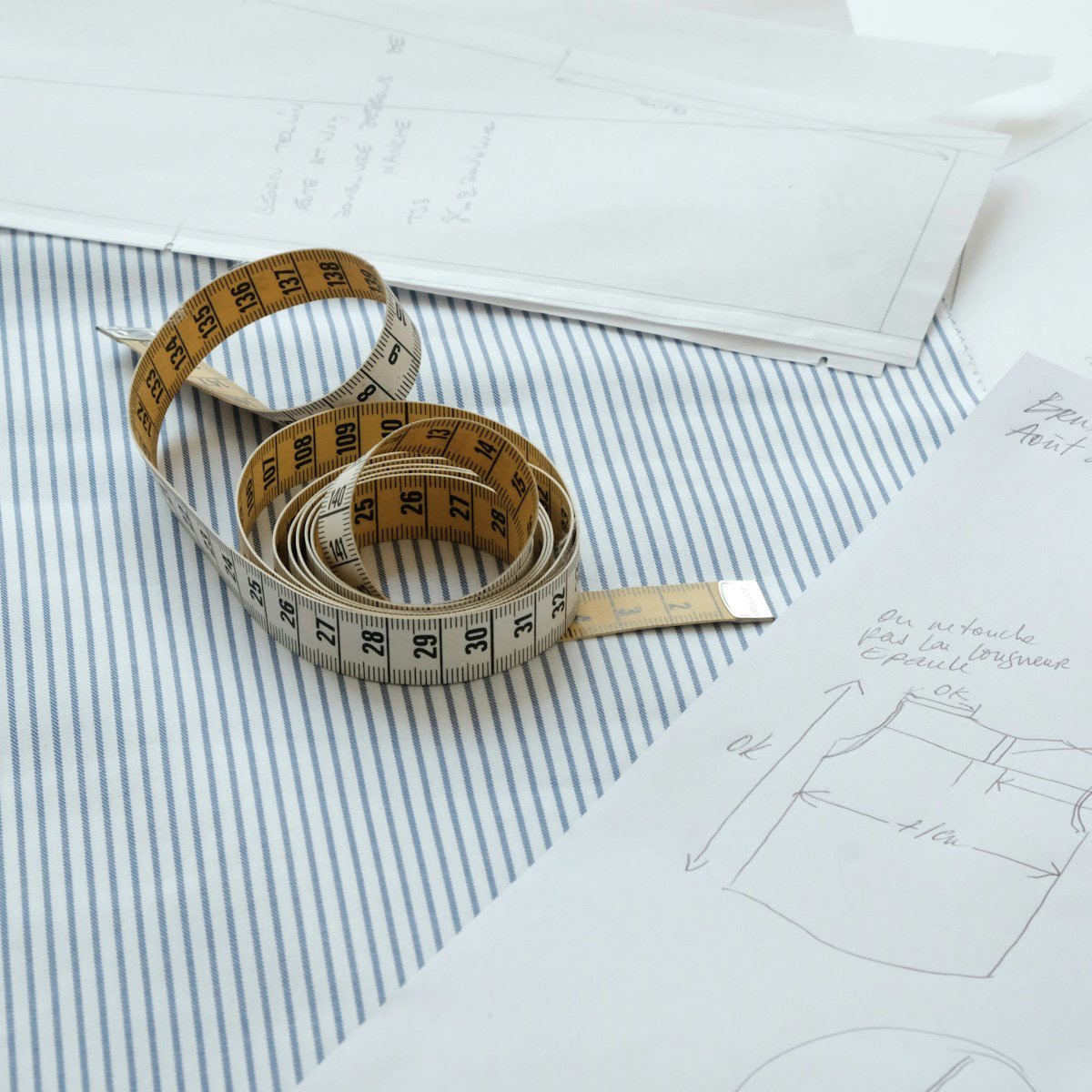 bracelet en or et argent sur papier blanc